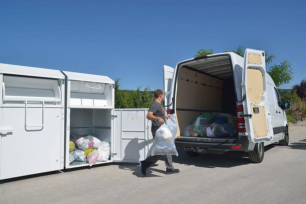 individuell gestaltete container gebrauchte kleidung.jpg